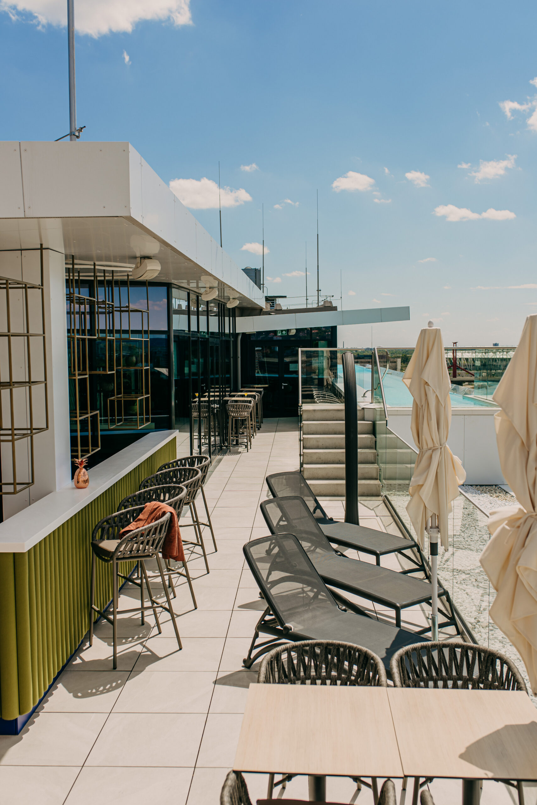 Modern rooftop bár terasz napozóágyakkal, infinity pool a Selva Skybarban