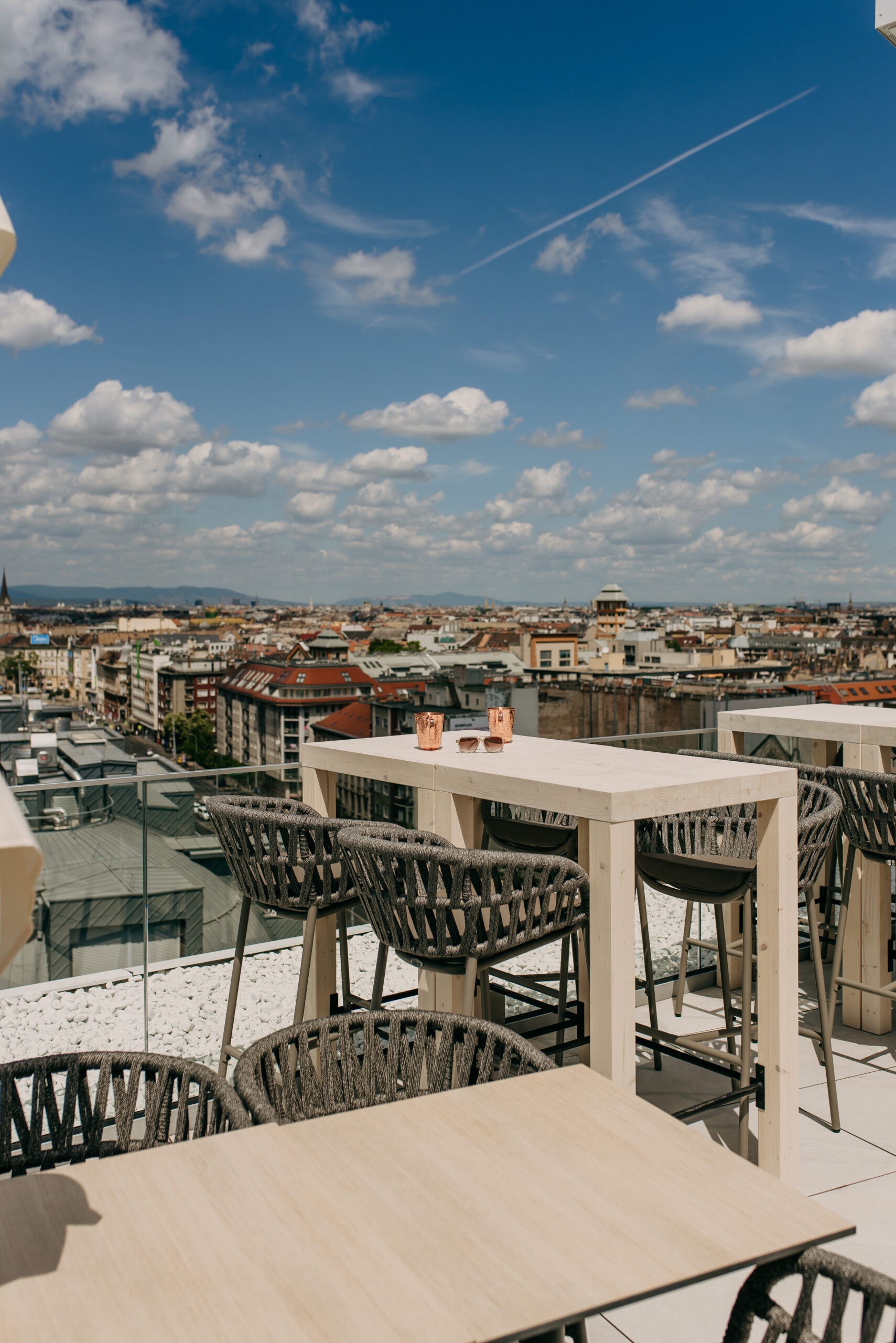 Duna-panorámás skybar Budapest Show Dinner, fingerfood, signature koktélok